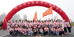 中国养老行业领军品牌不老一族亮相大连国际徒步大会
